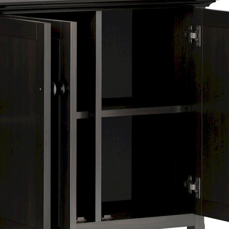 WYNDENHALL Halifax Armoire de rangement transitionnelle large en bois massif 66 po à 4 portes en brun hickory - 18p x 66l x 34h