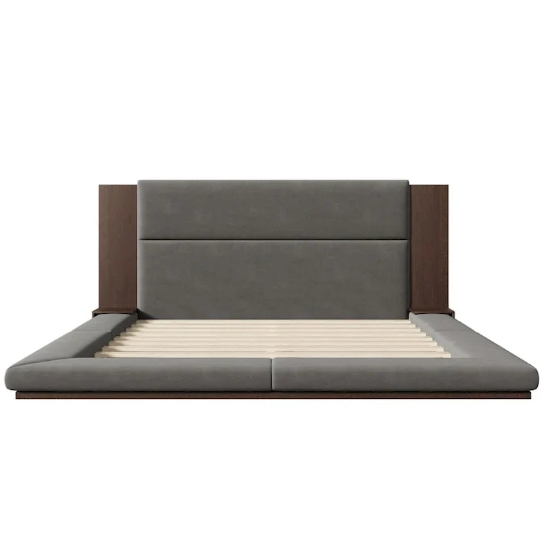 Lit rembourré King Gray Floor à profil bas avec tête de lit en bois étendue, étagères de chevet intégrées