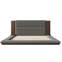 Lit rembourré King Gray Floor à profil bas avec tête de lit en bois étendue, étagères de chevet intégrées