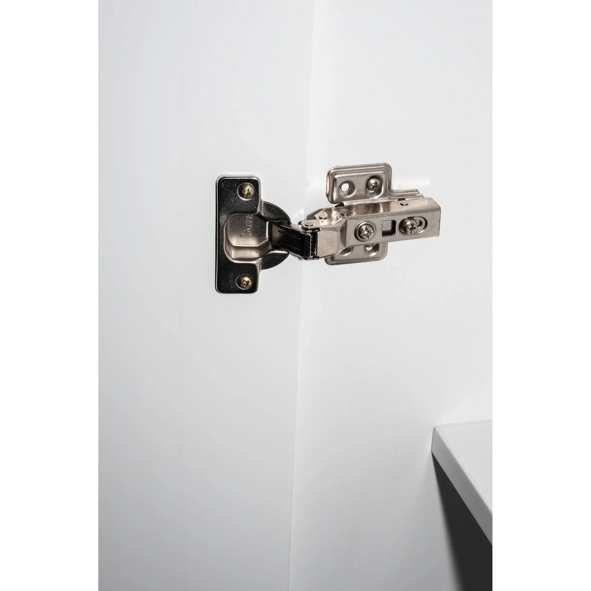 Palace Imports Armoire-penderie Kyle 4 portes 100% bois massif avec portes en bois massif ou miroir