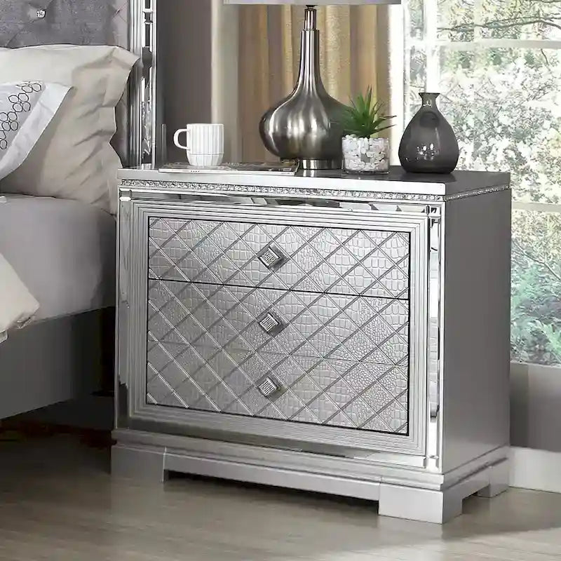 Seleena Glam Ensemble de chambre 5 pièces à panneaux capitonnés en bois argenté avec port USB par Furniture of America