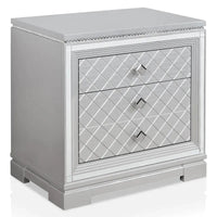 Seleena Glam Ensemble de chambre 5 pièces à panneaux capitonnés en bois argenté avec port USB par Furniture of America