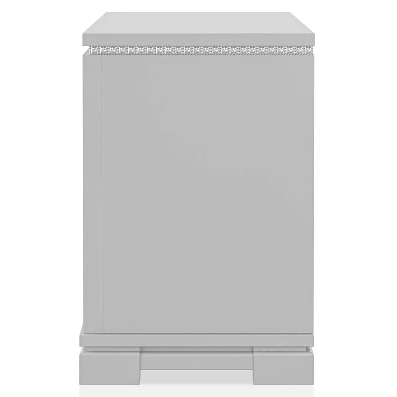 Seleena Glam Ensemble de chambre 5 pièces à panneaux capitonnés en bois argenté avec port USB par Furniture of America