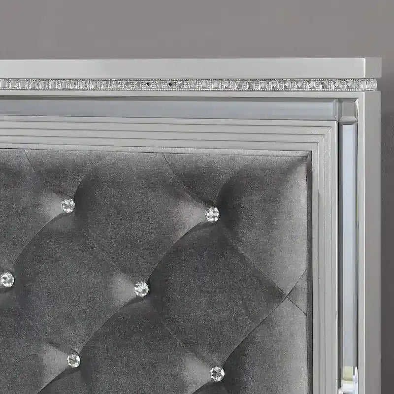Seleena Glam Ensemble de chambre 5 pièces à panneaux capitonnés en bois argenté avec port USB par Furniture of America